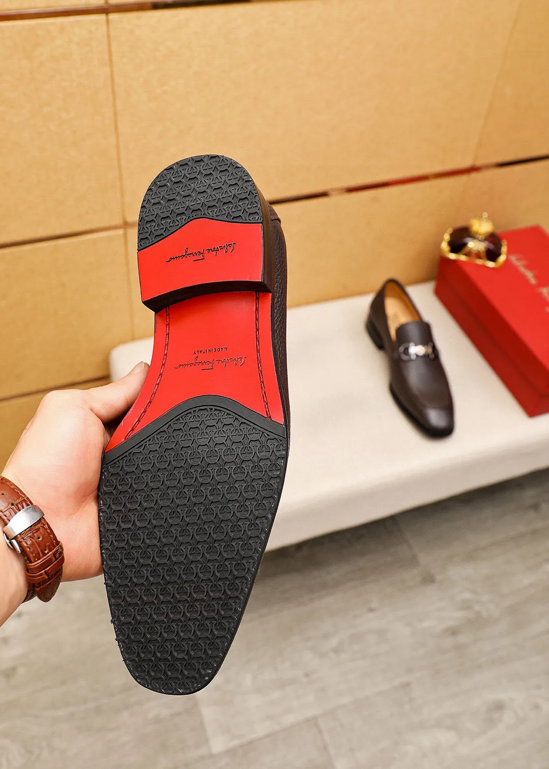 Men's shoes 💰460 💐 Product trademark: Ferragamo "Ferragamo" casual leather shoes Regular size: 38-44 (45🉑️customized) Product materials: Selected imported first-layer pebbled calfskin upper + luxury hardware buckle, imported water-dyed cow leather lining. Strong three-dimensional visual effect, original combination outsole Color: 2⃣️colors available